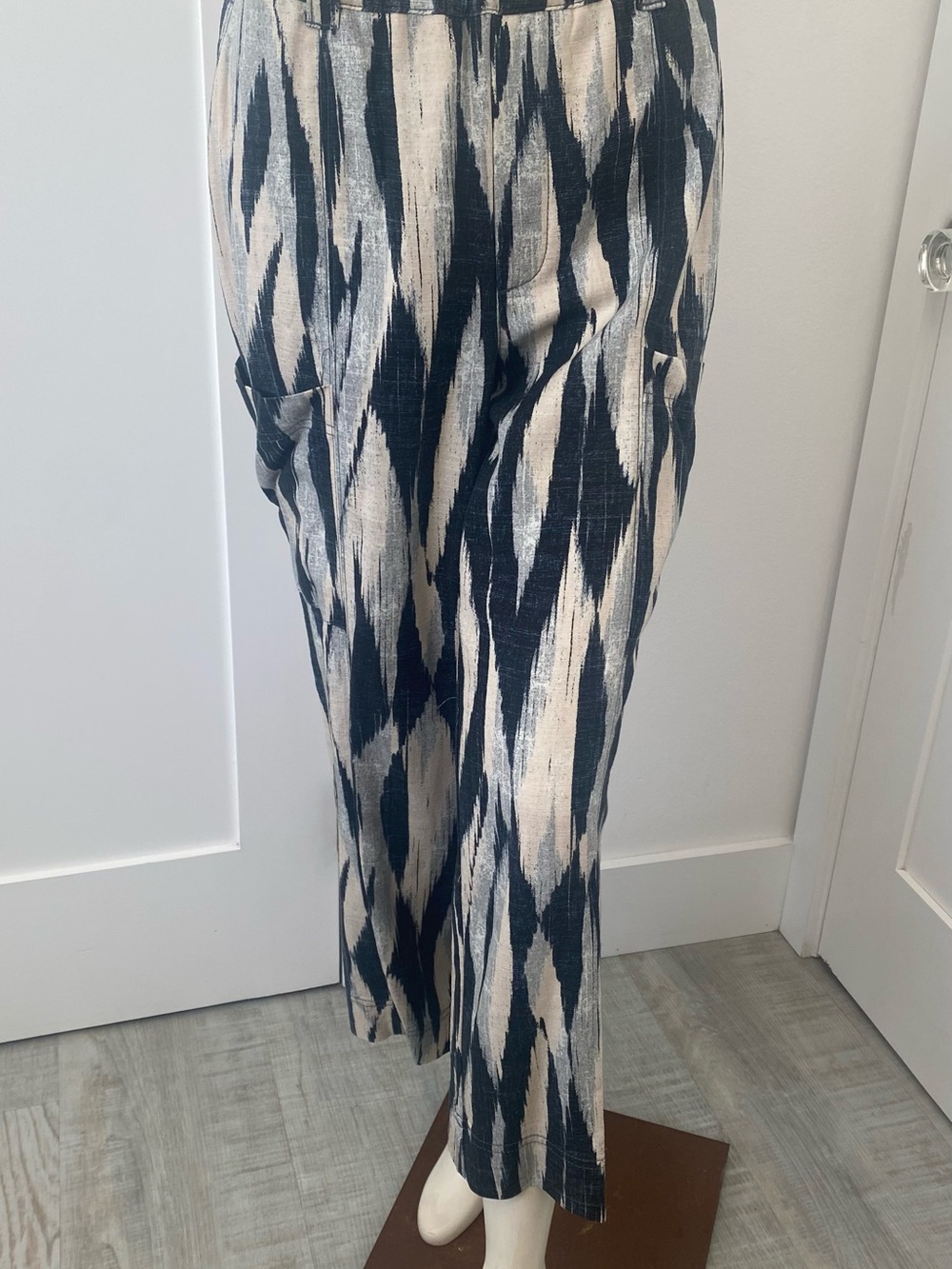 Democracy Brand cropped flowy pants.  Size 10.